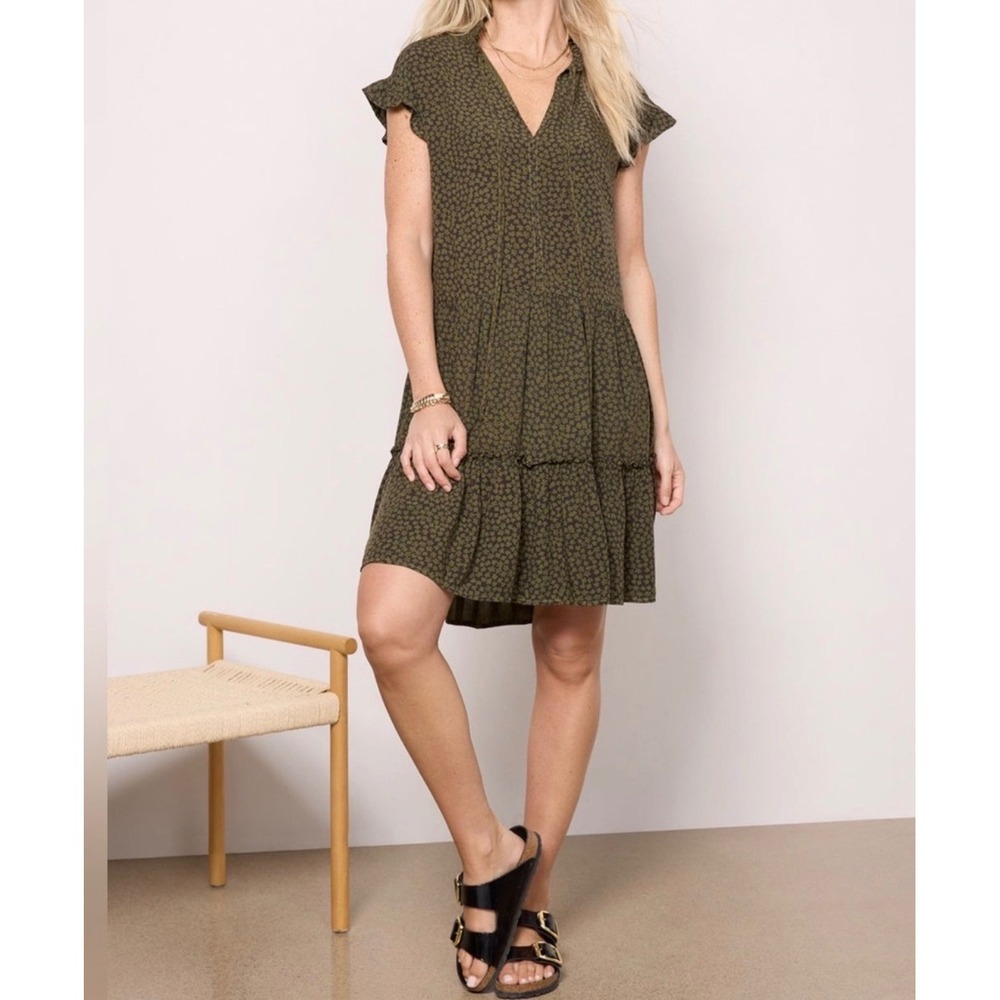 Sundry Green Floral Clover Tiered Mini Dress Ruffle V-Neck Flutter Sleeve Size S